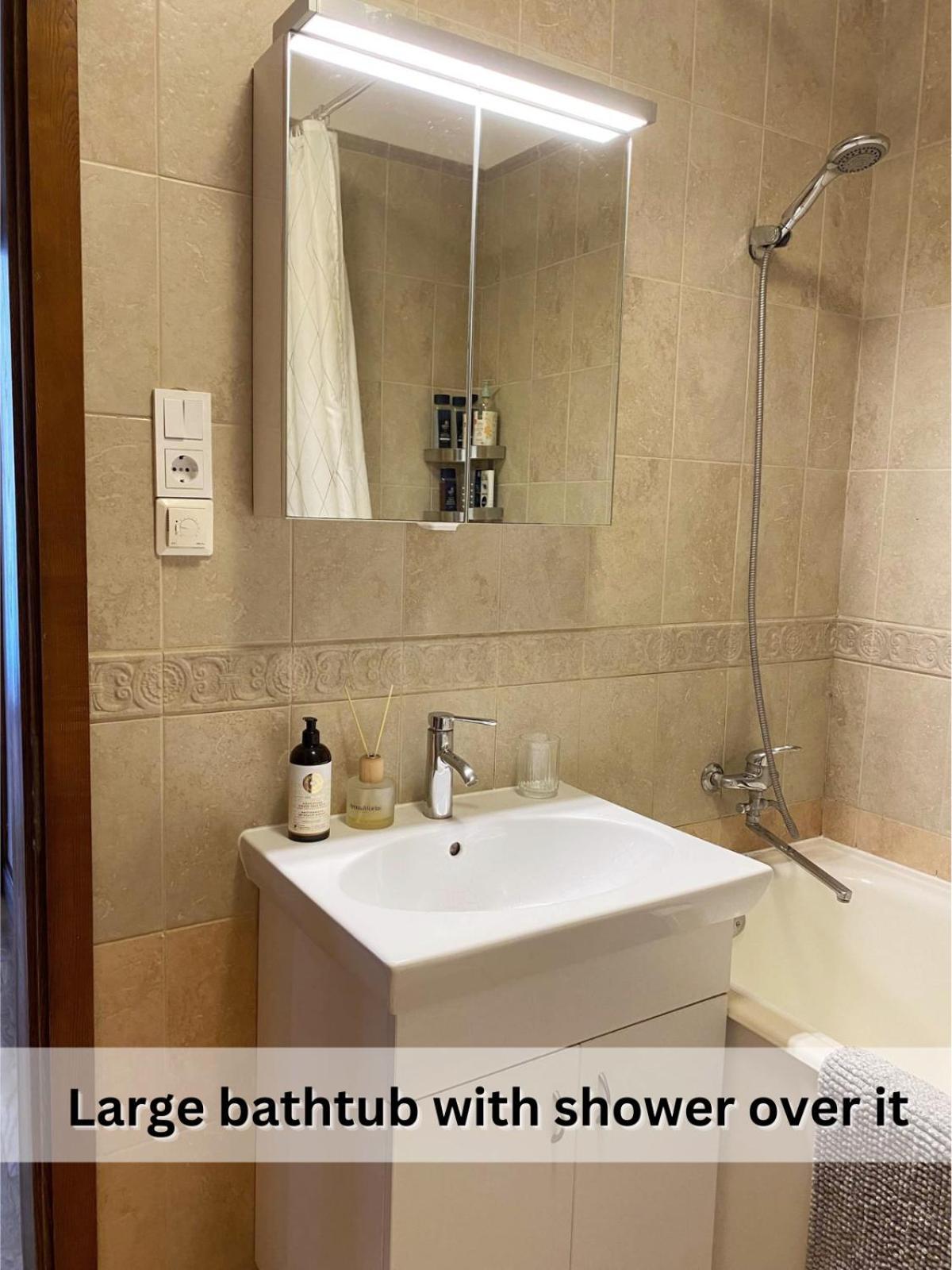Spacious Old Town Apt, 3 Private Rooms, Sleeps 5-6 Kaunas Kültér fotó